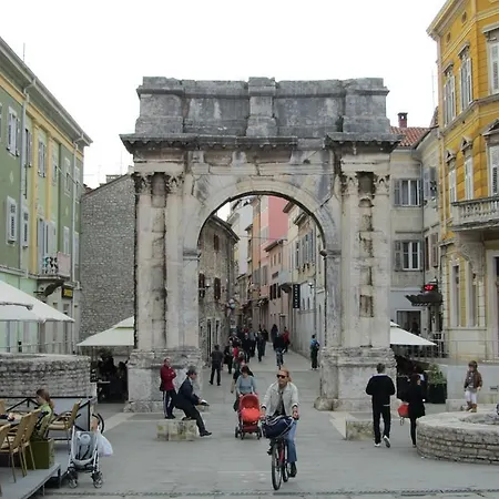 Gorgeous Apartment In Pula With House Sea View