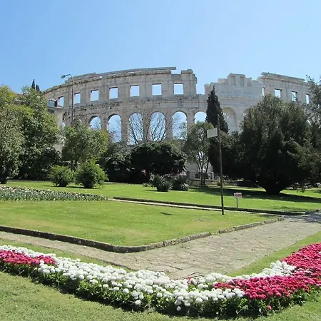 Apartment Gorgeous Apartment In Pula With House Sea View *