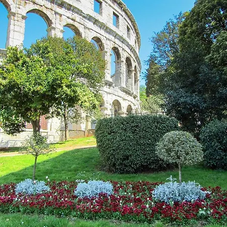 Apartment Gorgeous Apartment In Pula With House Sea View