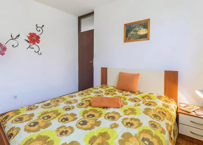 Apartment 3 Bedroom Awesome Apartment In Pula