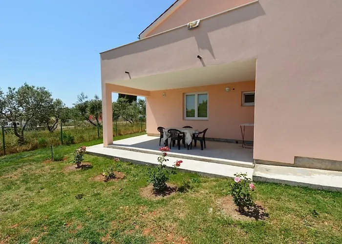 Apartment 3 Bedroom Awesome Apartment In Pula